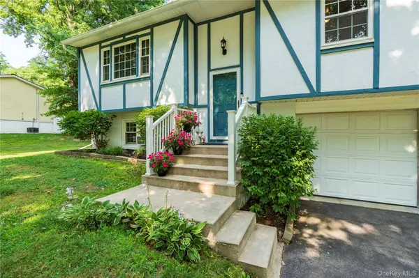 24 S Gate DR, Poughkeepsie, NY 12601