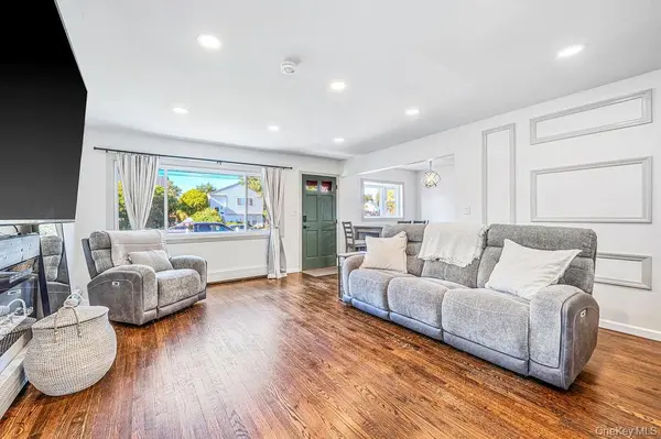 41 E Saltaire Rd, Lindenhurst, NY 11757