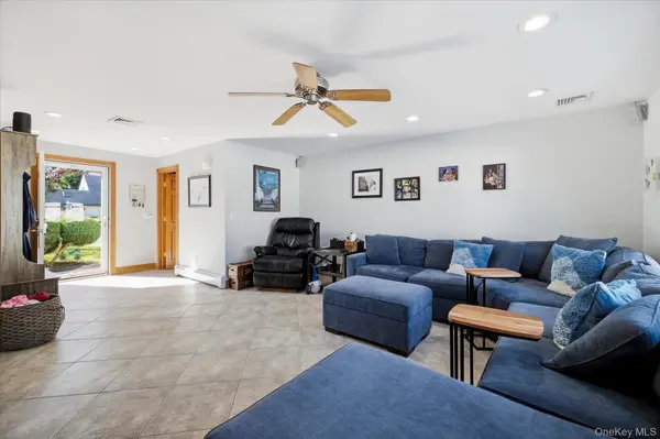 27 Welcome LN, Wantagh, NY 11793