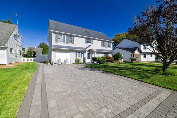 27 Welcome LN, Wantagh, NY 11793