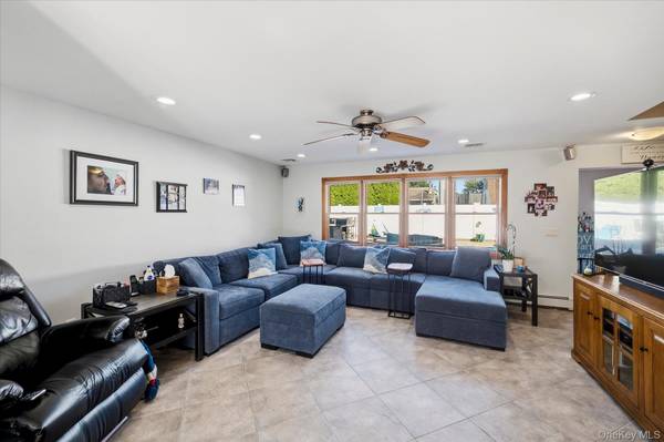 27 Welcome LN, Wantagh, NY 11793