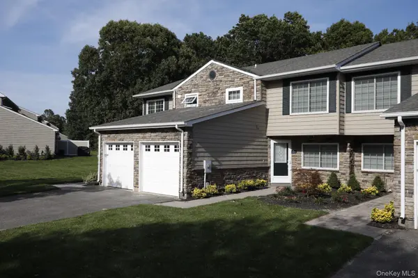 1807 Townhouse DR #1807, Coram, NY 11727