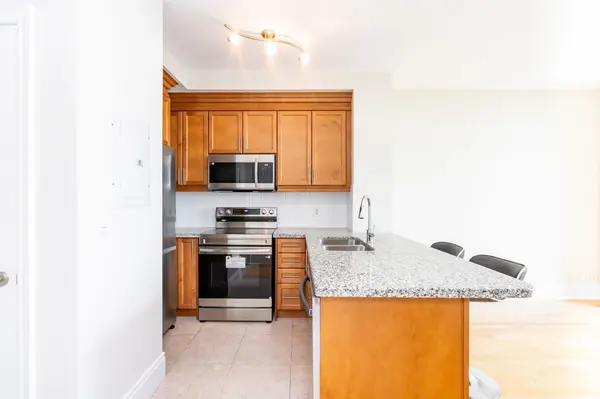18 Harding BLVD #PH208, Richmond Hill, ON L4C 0T3