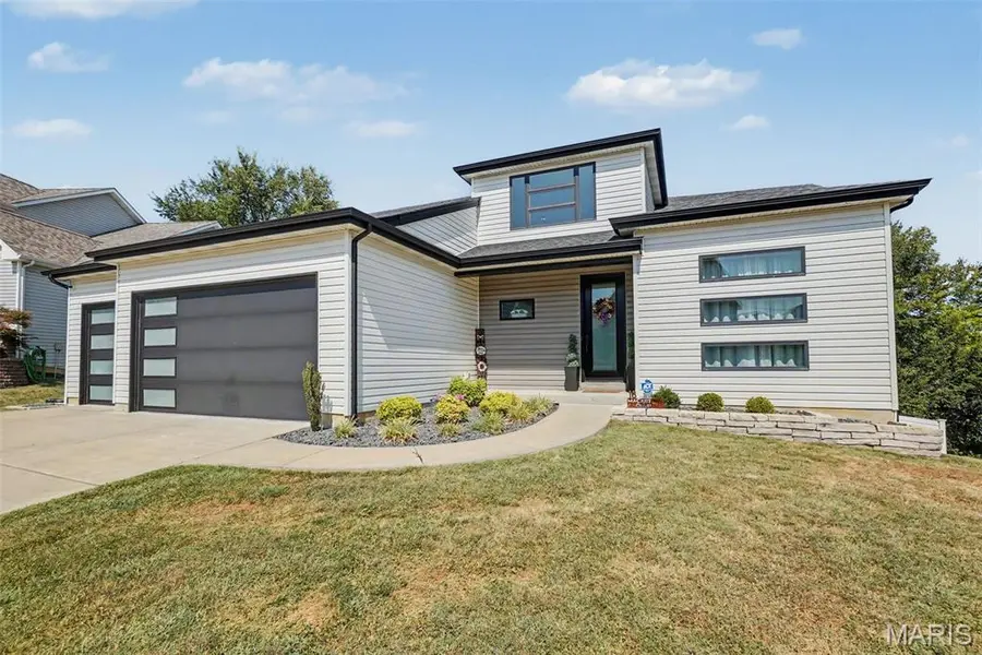18 MacArthur CT, St Charles, MO 63304