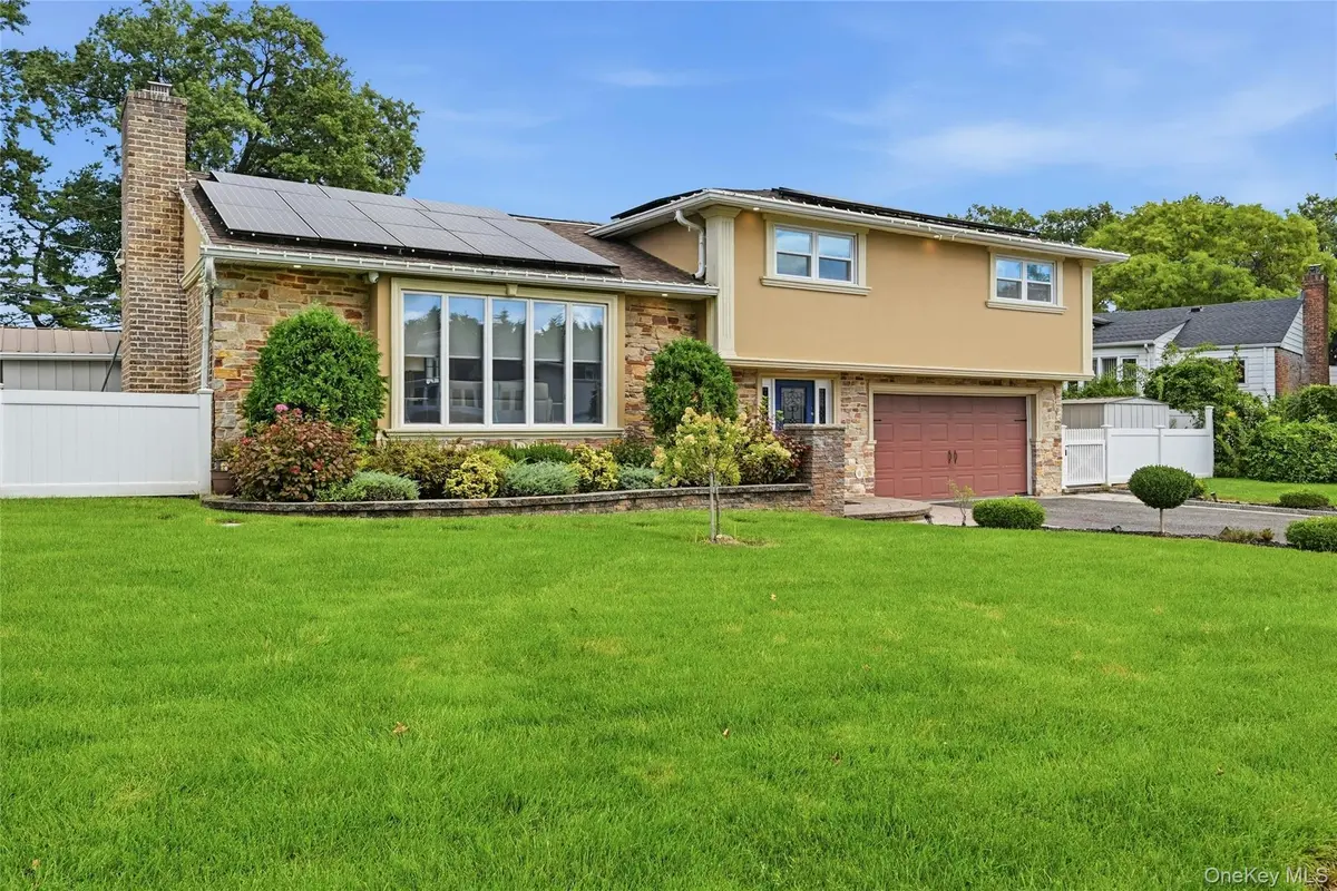 2 Peppermill RD, Roslyn, NY 11576