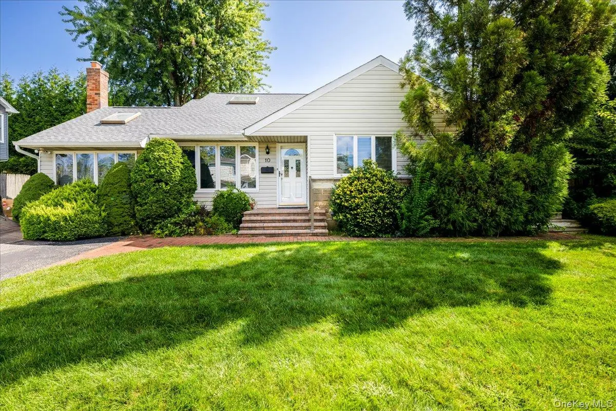 10 Seneca DR, Massapequa, NY 11758