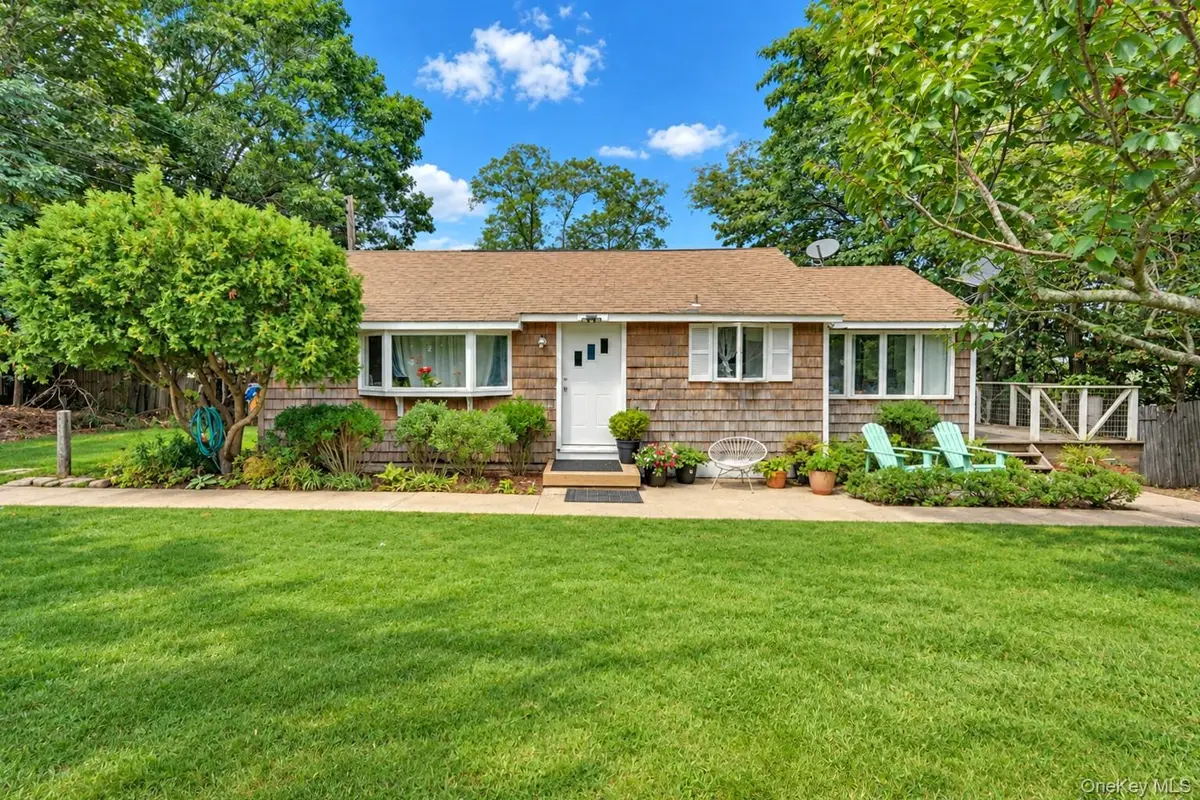 4 Holzman DR, Hampton Bays, NY 11946