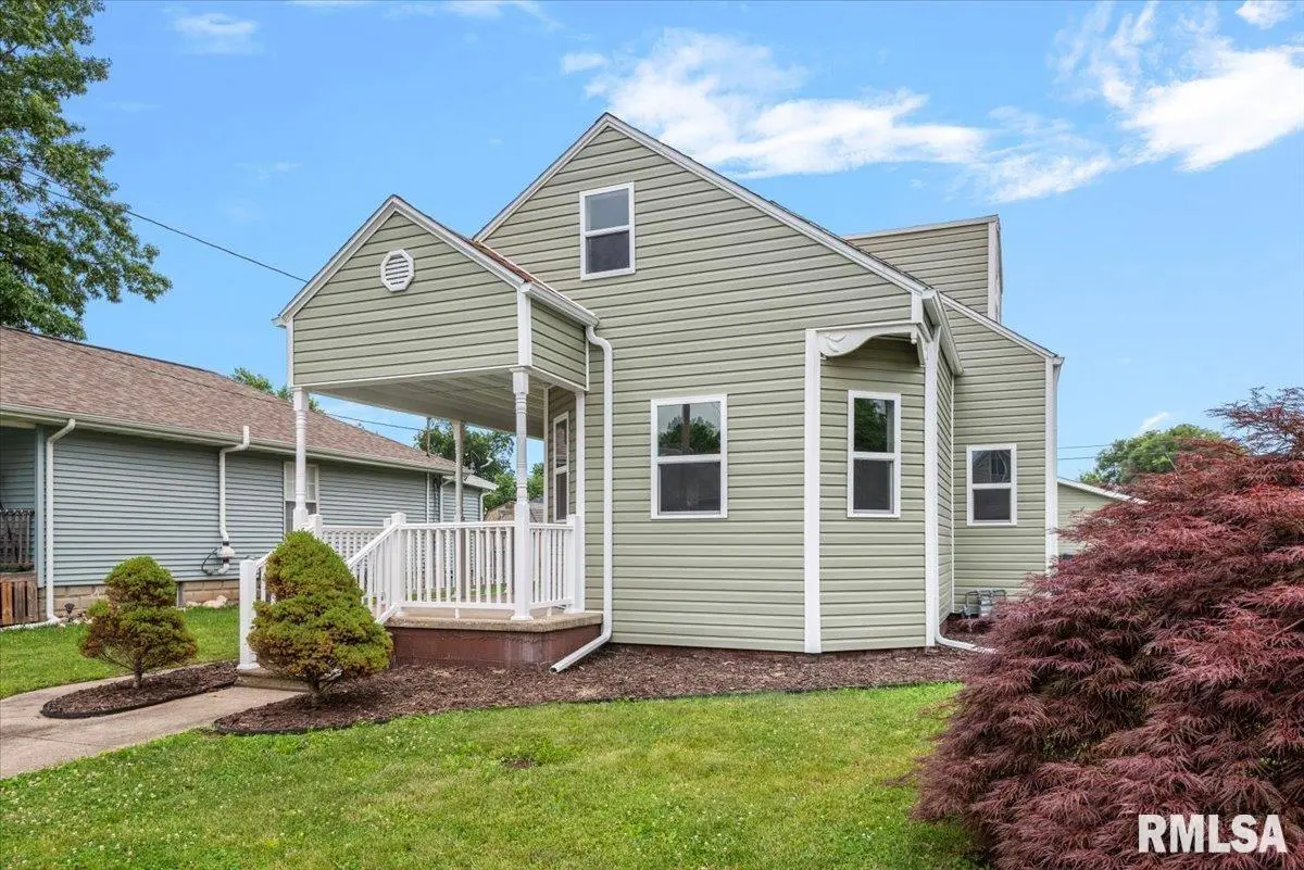 912 W England ST, Taylorville, IL 62568