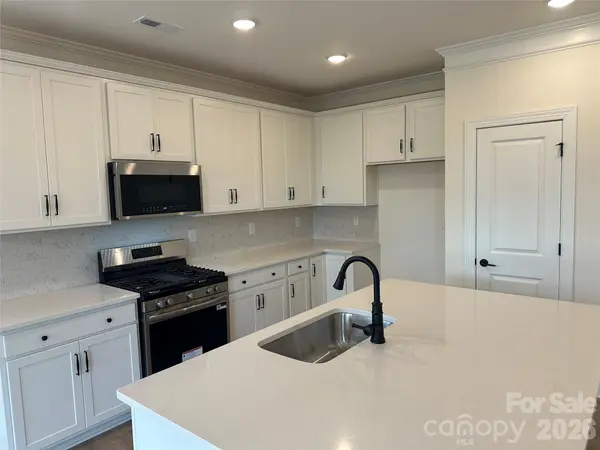 8414 Acadia Pkwy, Sherrills Ford, NC 28673
