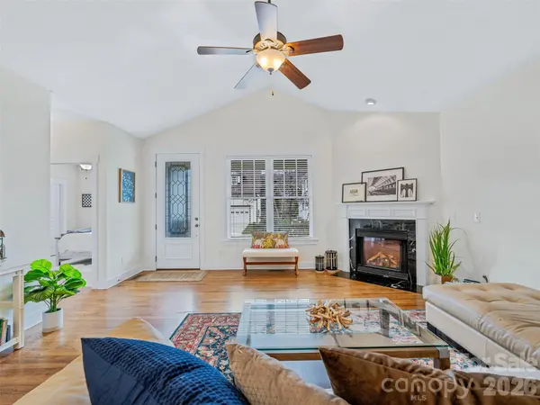 1 Craftsman CIR, Asheville, NC 28805