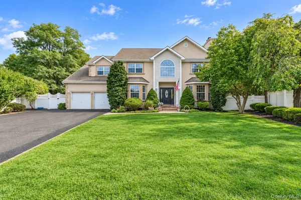 5 Sky View CT, Hauppauge, NY 11788