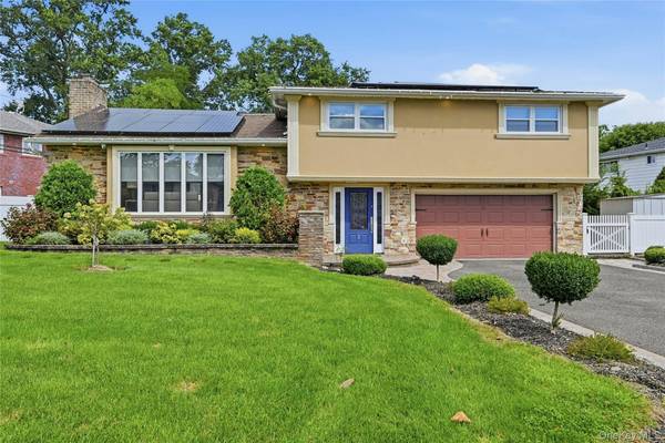 2 Peppermill RD, Roslyn, NY 11576
