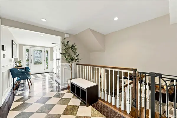 2 Peppermill RD, Roslyn, NY 11576