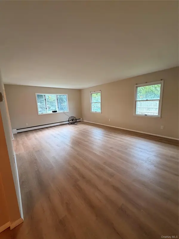 20 Tulip Hill LN, South Setauket, NY 11720