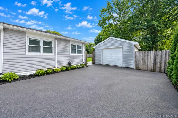 33 Pine Cone ST, Middle Island, NY 11953