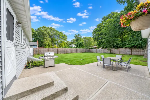 33 Pine Cone ST, Middle Island, NY 11953