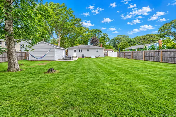 33 Pine Cone ST, Middle Island, NY 11953