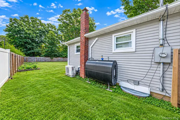 33 Pine Cone ST, Middle Island, NY 11953