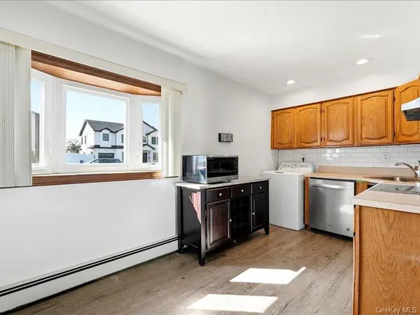 11 Hoover LN, Bethpage, NY 11714
