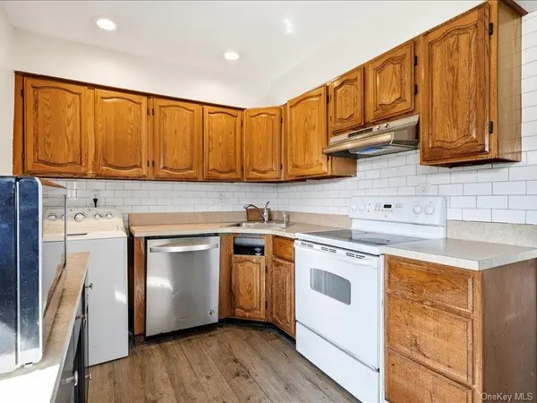11 Hoover LN, Bethpage, NY 11714
