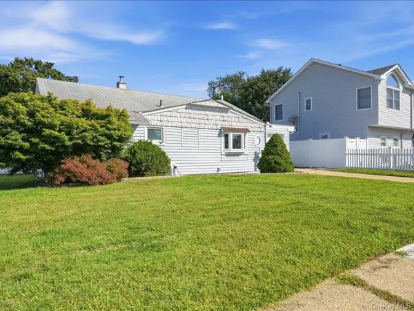 11 Hoover LN, Bethpage, NY 11714