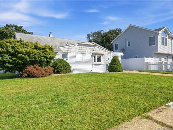 11 Hoover LN, Bethpage, NY 11714