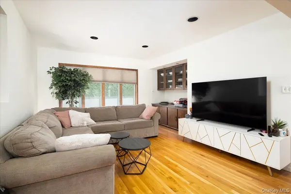 10 Seneca DR, Massapequa, NY 11758