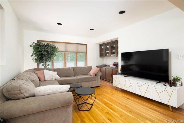 10 Seneca DR, Massapequa, NY 11758