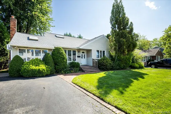 10 Seneca DR, Massapequa, NY 11758