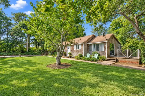 4 Holzman DR, Hampton Bays, NY 11946