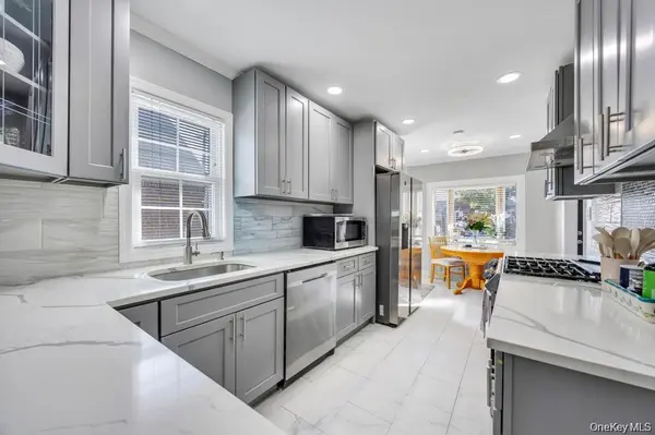 48 Liberty AVE, Mineola, NY 11501
