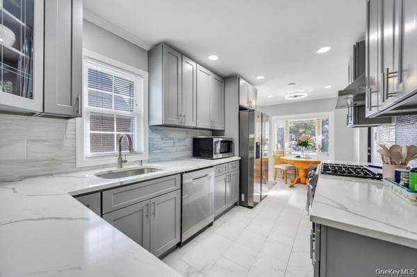 48 Liberty AVE, Mineola, NY 11501