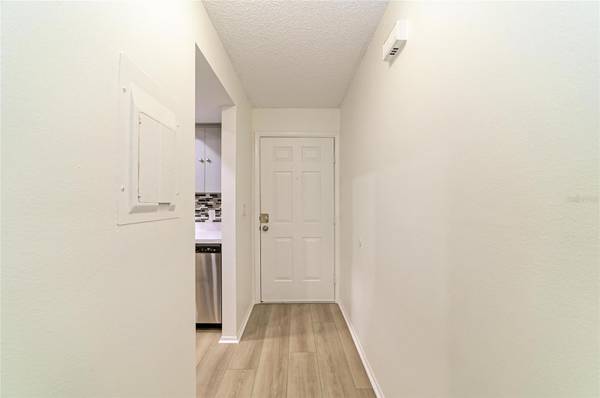 7237 CLOISTER DR #207, Sarasota, FL 34231