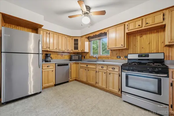28W041 Elm DR, West Chicago, IL 60185