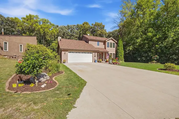 112112 Haering LN, Chaska, MN 55318