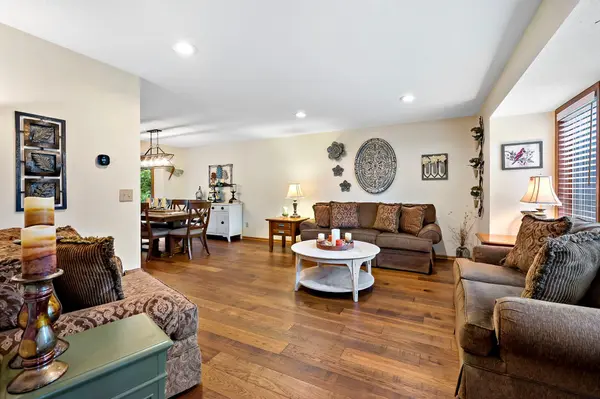 112112 Haering LN, Chaska, MN 55318