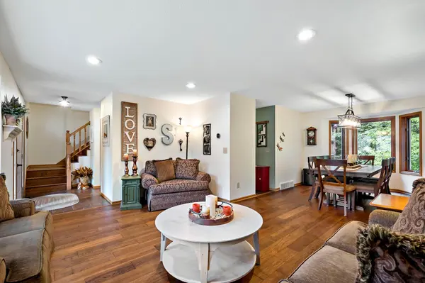 112112 Haering LN, Chaska, MN 55318