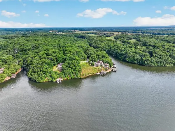551 Wilson Lake Dr, Muscle Shoals, AL 35661