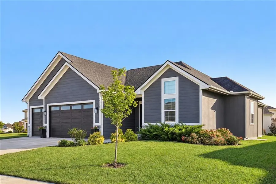 4391 Aspen DR, Basehor, KS 66007