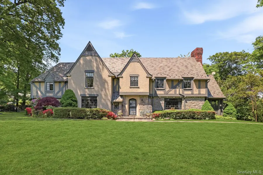 14 Overhill RD, New Rochelle, NY 10804