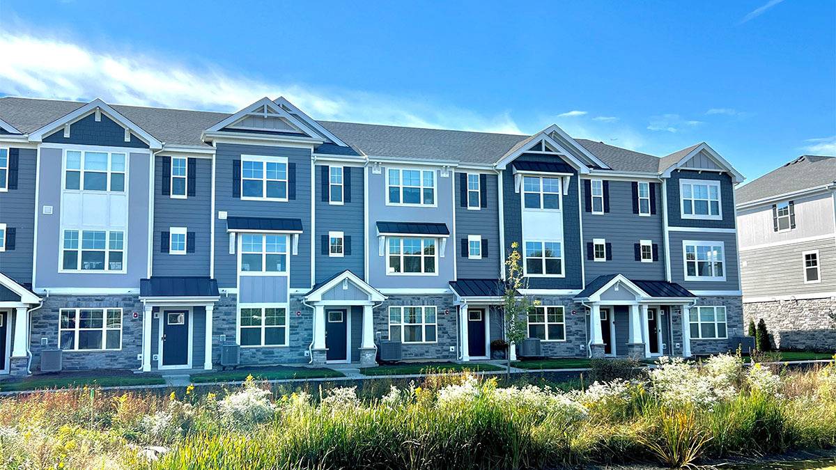415 Lakeshore CT, St. Charles, IL 60174