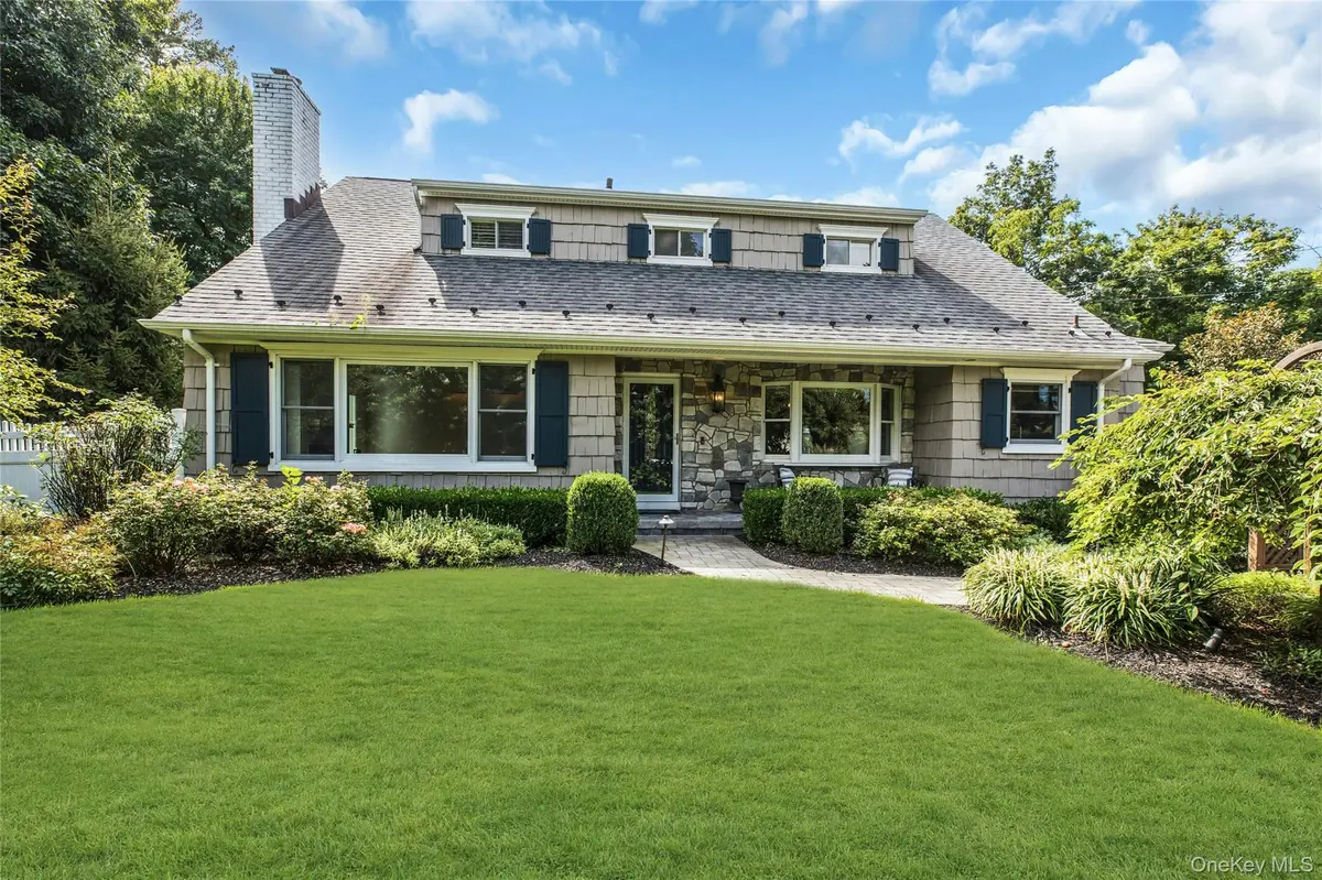 18 Briarcliff PL, Huntington, NY 11743
