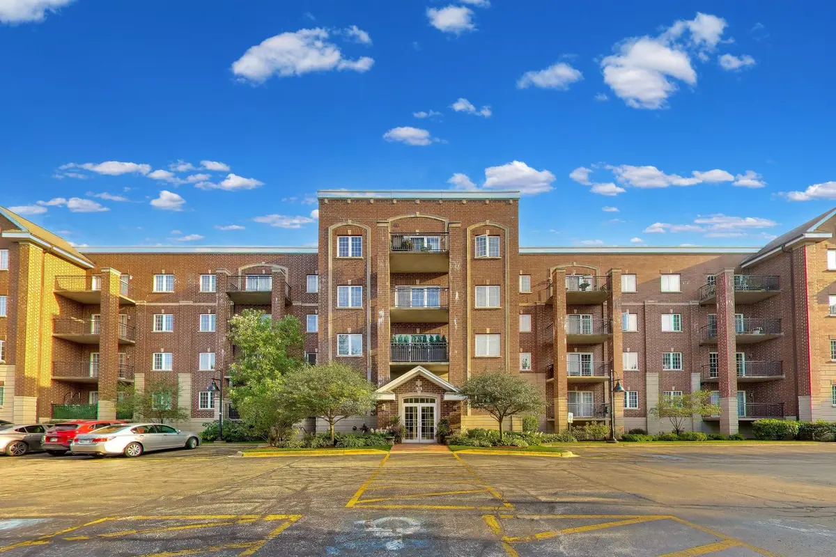 1479 N Milwaukee AVE #206, Libertyville, IL 60048