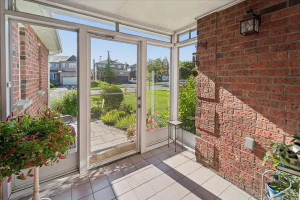 22 Ennisclare PL, Whitby, ON L1R 1R9