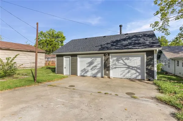 905 Main ST, Osawatomie, KS 66064