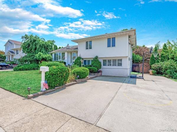 1 Debora DR, Plainview, NY 11803