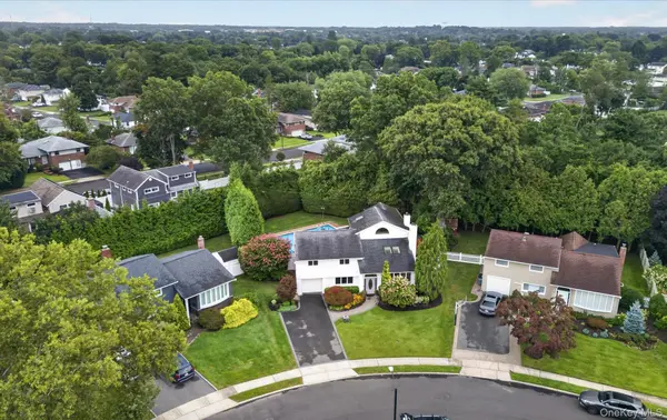 33 Phipps LN, Plainview, NY 11803