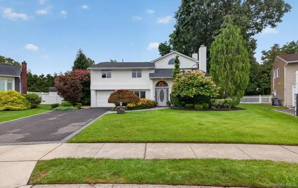33 Phipps LN, Plainview, NY 11803