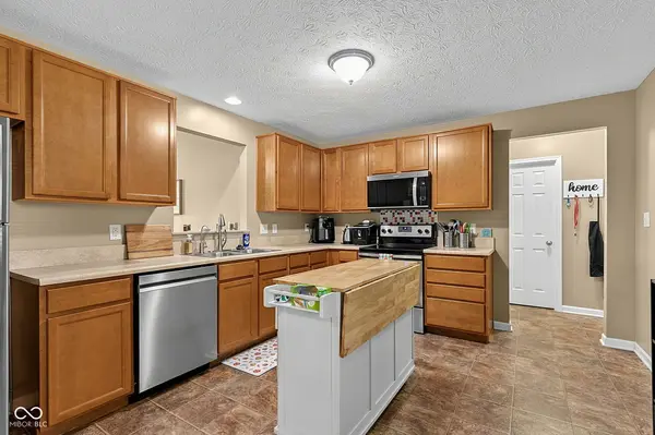 5785 White Pine RD, Whitestown, IN 46075