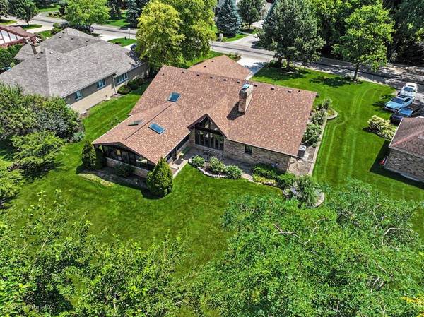 254 Wood Glen LN, Oak Brook, IL 60523